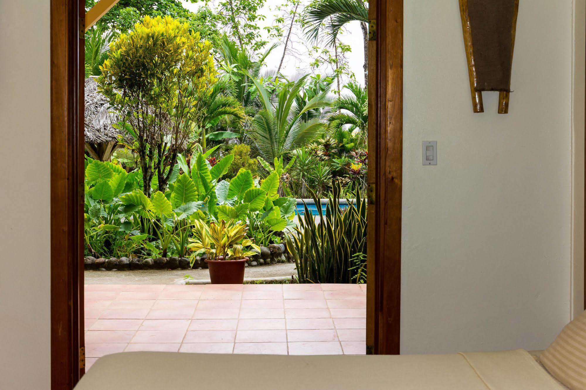 Bluff Beach Retreat Bocas Town Exterior foto